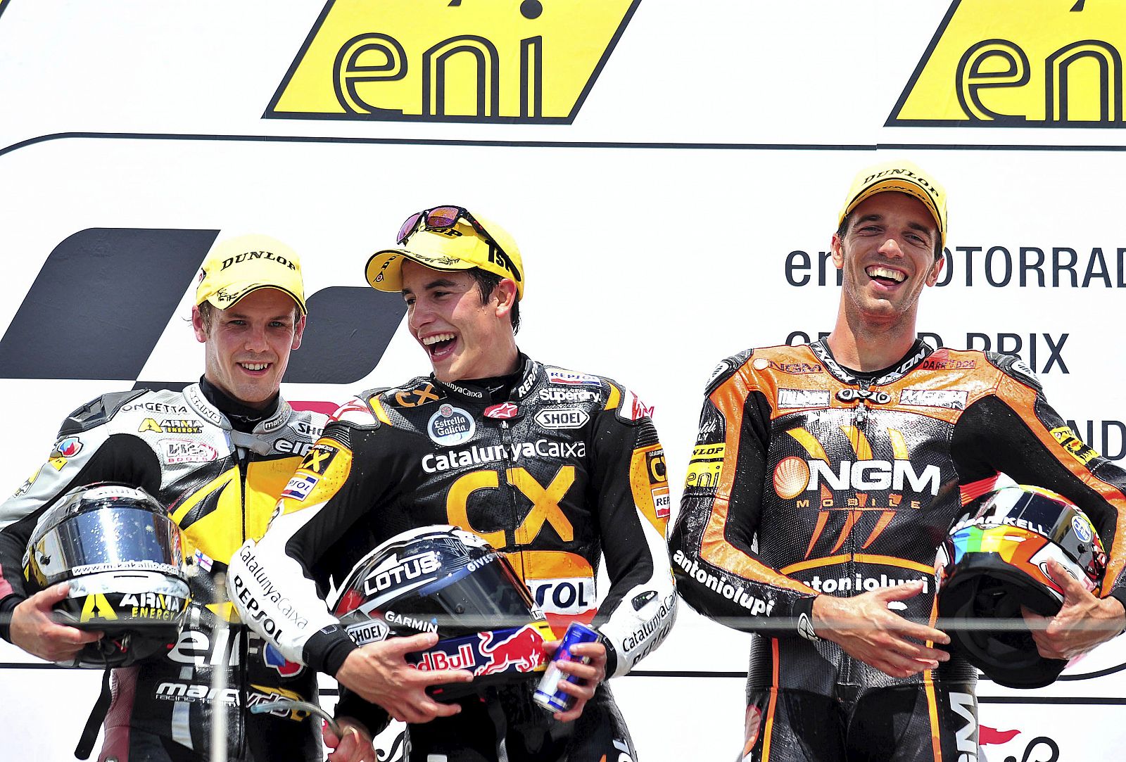 El piloto español de Moto2 Marc Márquez (c) celebra en el podio su victoria en el Gran Premio de Alemania de Moto2.