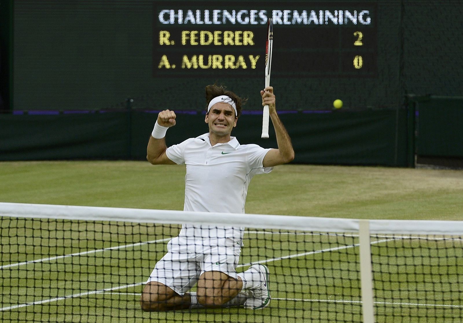 Roger Federer celebra el punto de la victoria ante Murray en Wimbledon 2012.