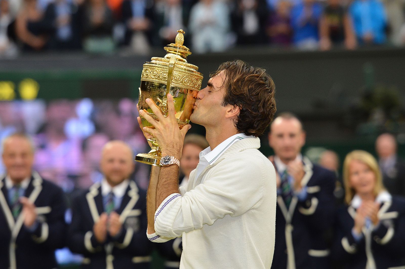 El suizo Roger Federer besa su séptimo Wimbledon conseguido ante Andy Murray.