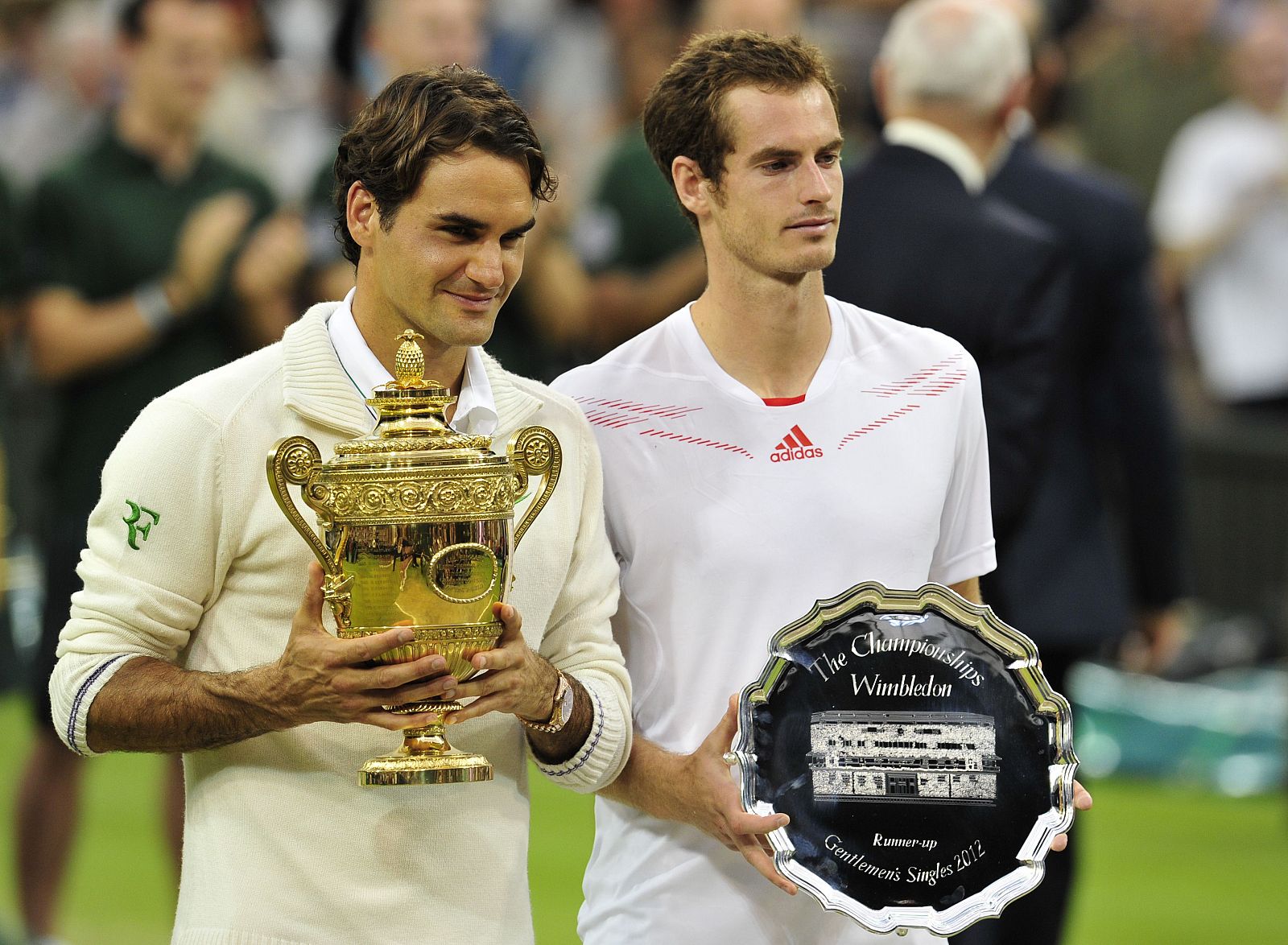 Andy Murray, junto a Roger Federer tras la final de Wimbledon 2012.