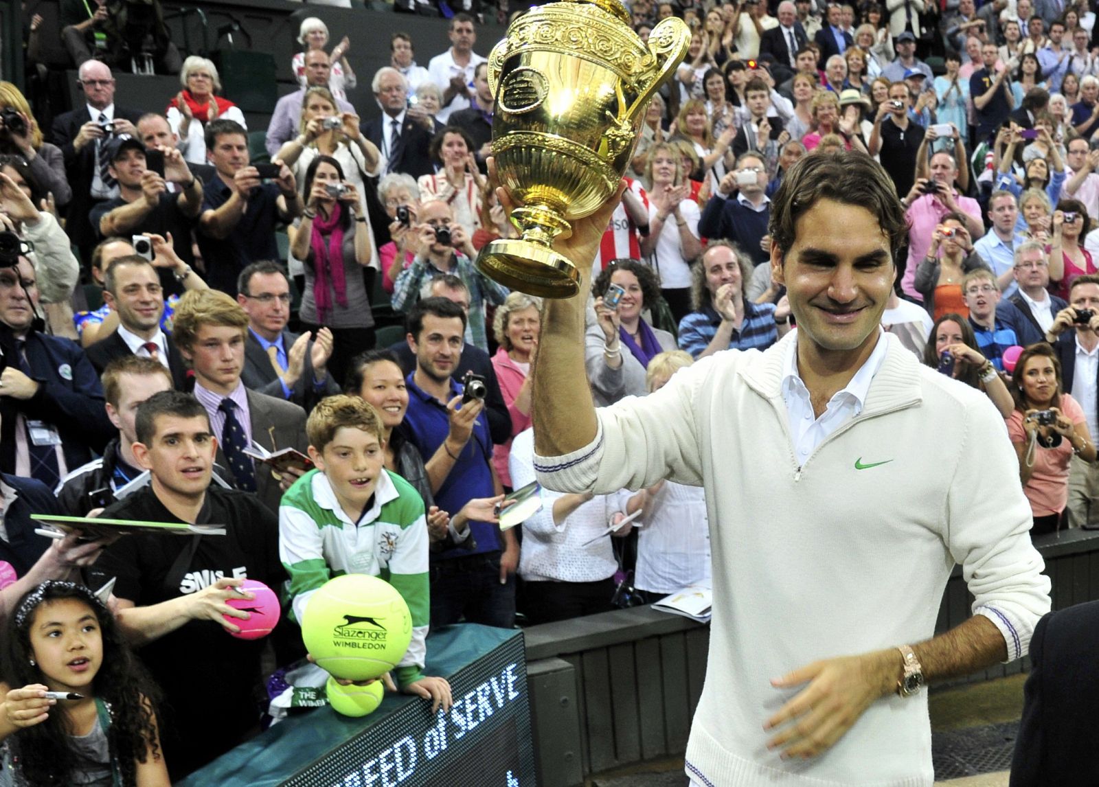 Roger Federer celebra su séptimo título de Wimbledon logrado ante Andy Murray y que le coloca como número 1 de la ATP.