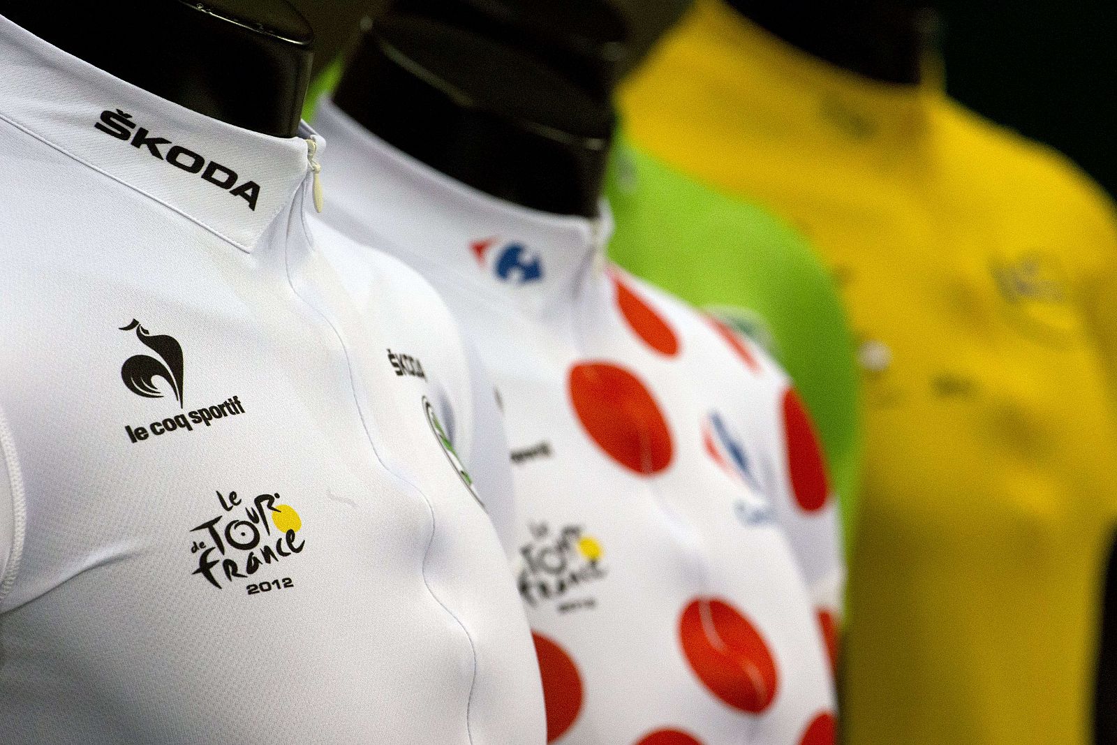 Imagen de los maillots oficiales del Tour de Francia de la marca Le Coq Sportif.