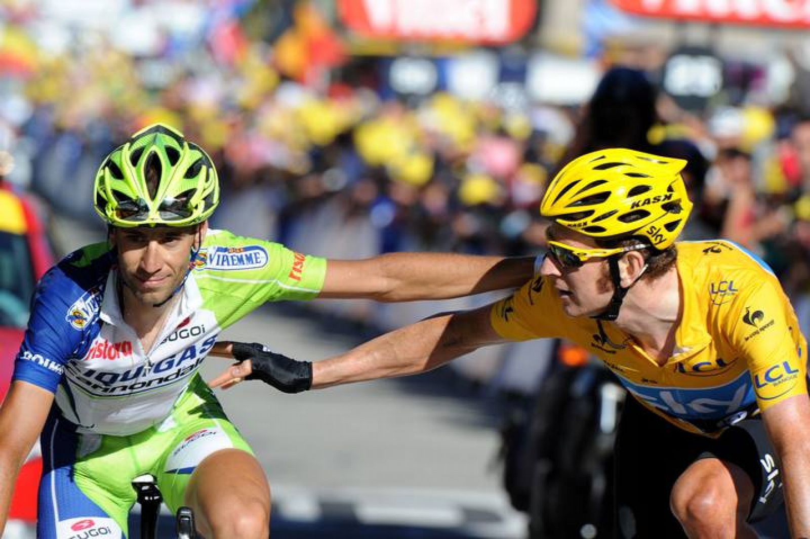 Nibali y Wiggins se felicitan por la gran etapa realizada, al terminar el ascenso a a La Toussuire.