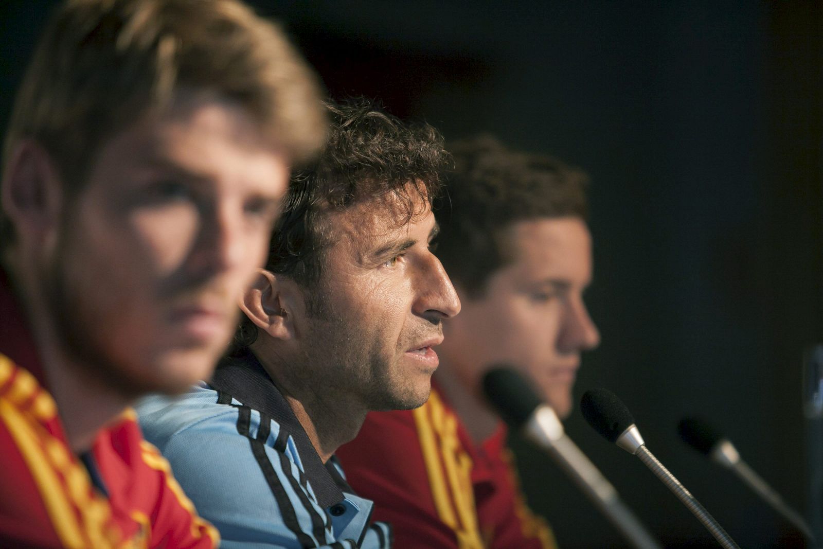 Luis Milla, con los jugadores David de Gea y Ander Herrera.