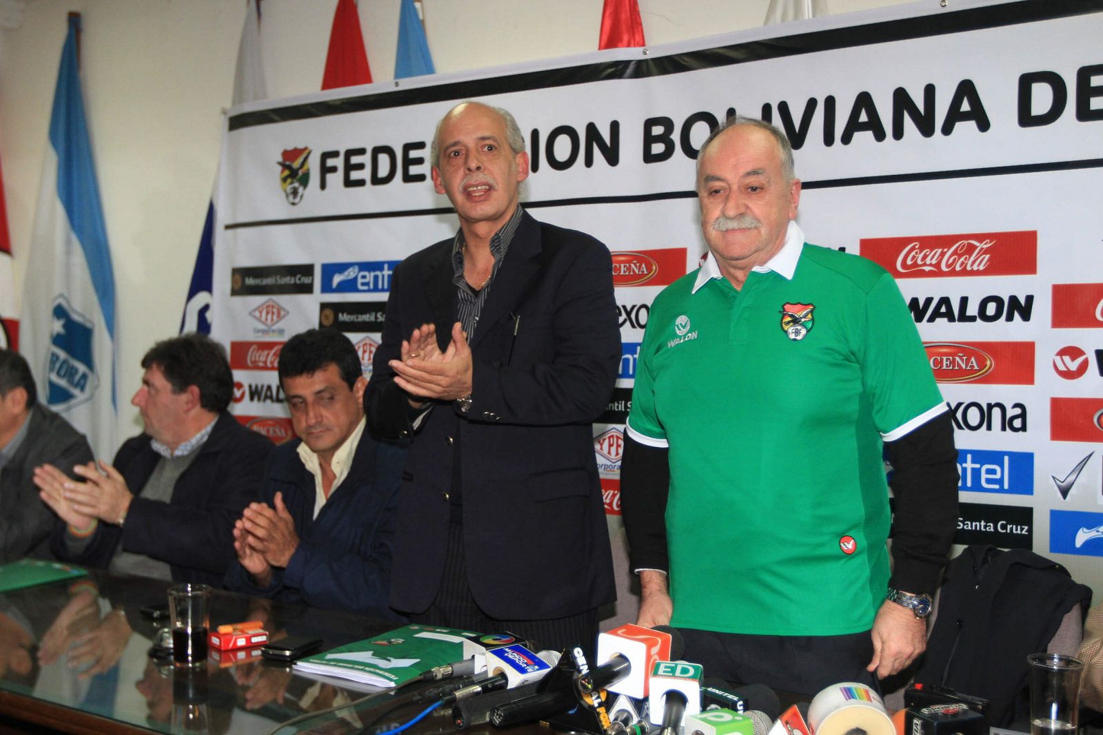 Xabier Azkargorta (d) ha sido presentado como el nuevo técnico de la selección boliviana.