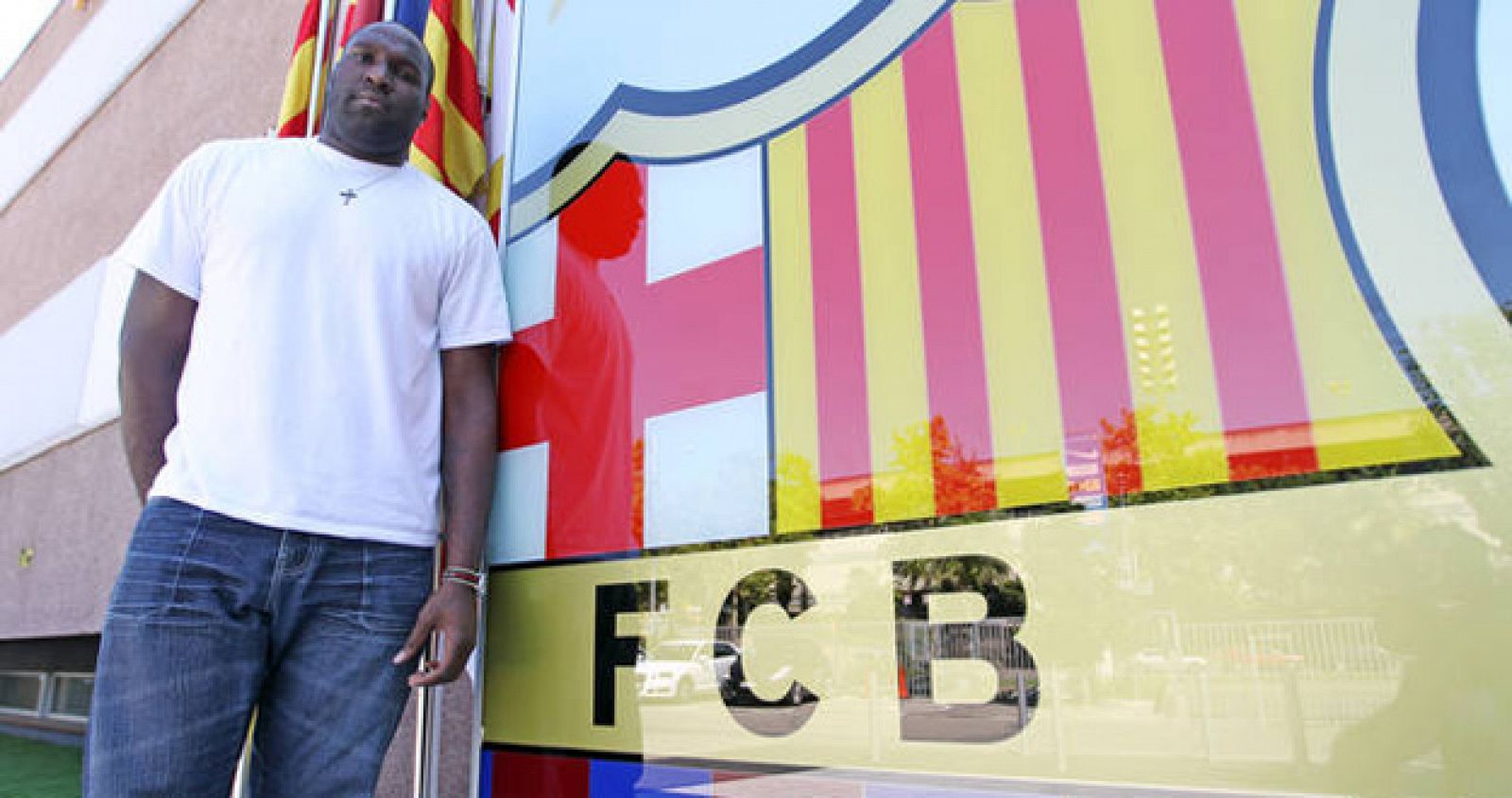 Jawai, delante del escudo del Barcelona en las oficinas del club.