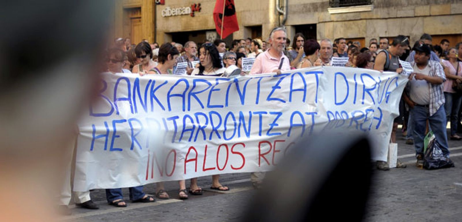 Cacerolada organizada por los sindicatos vascos ELA, LAB y otras 50 organizaciones sociales en Pamplona.