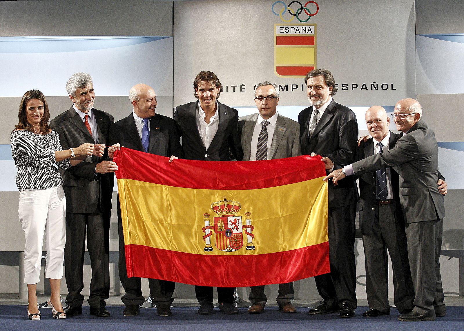 Alejandro Blanco, presidente del COE, junto a Nadal en el acto de entrega de la bandera española