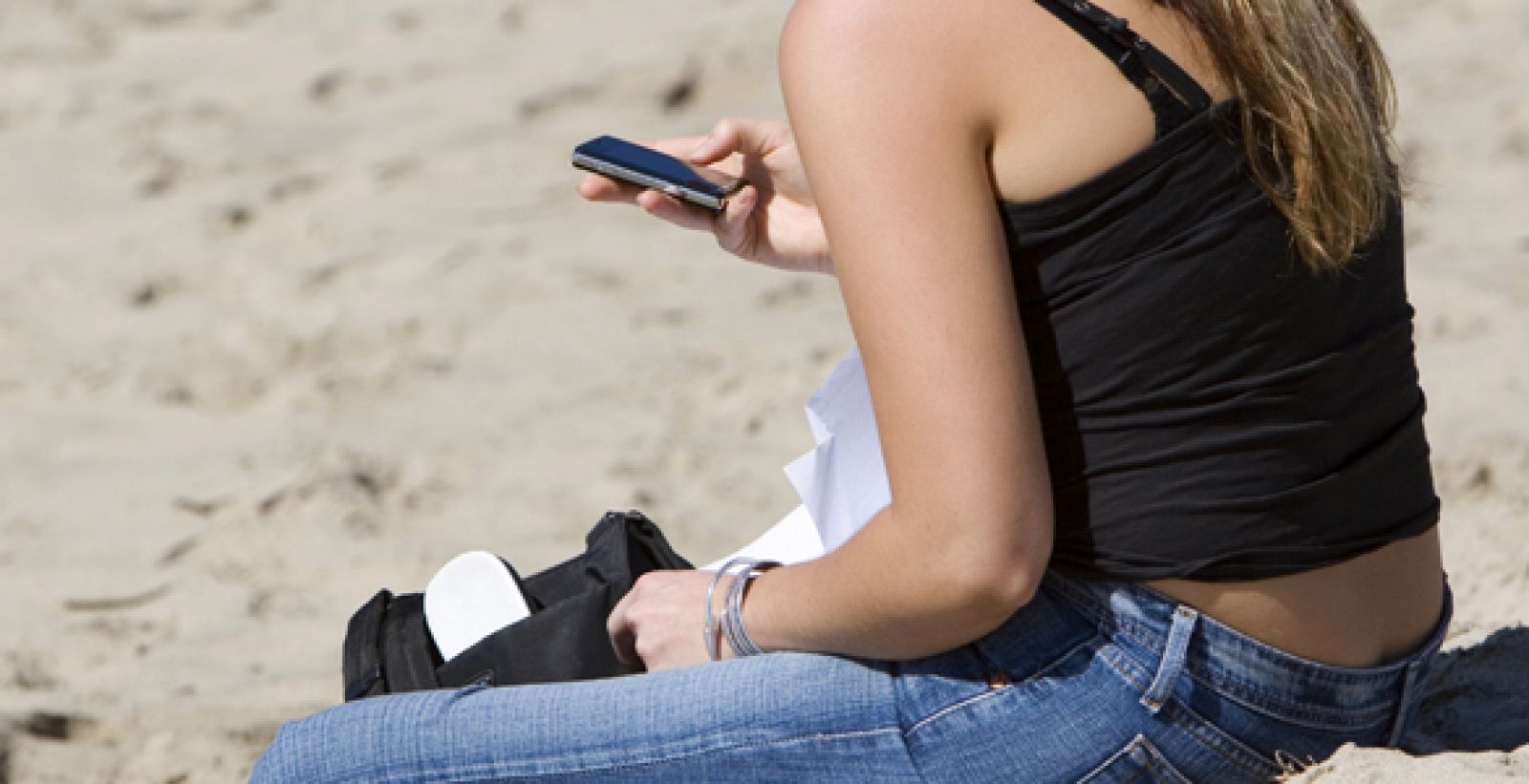 Muchos son incapaces de disfrutar del verano sin ir acompañados de algún dispositivo electrónico, pero la playa o la piscina pueden ponerlos en peligro.