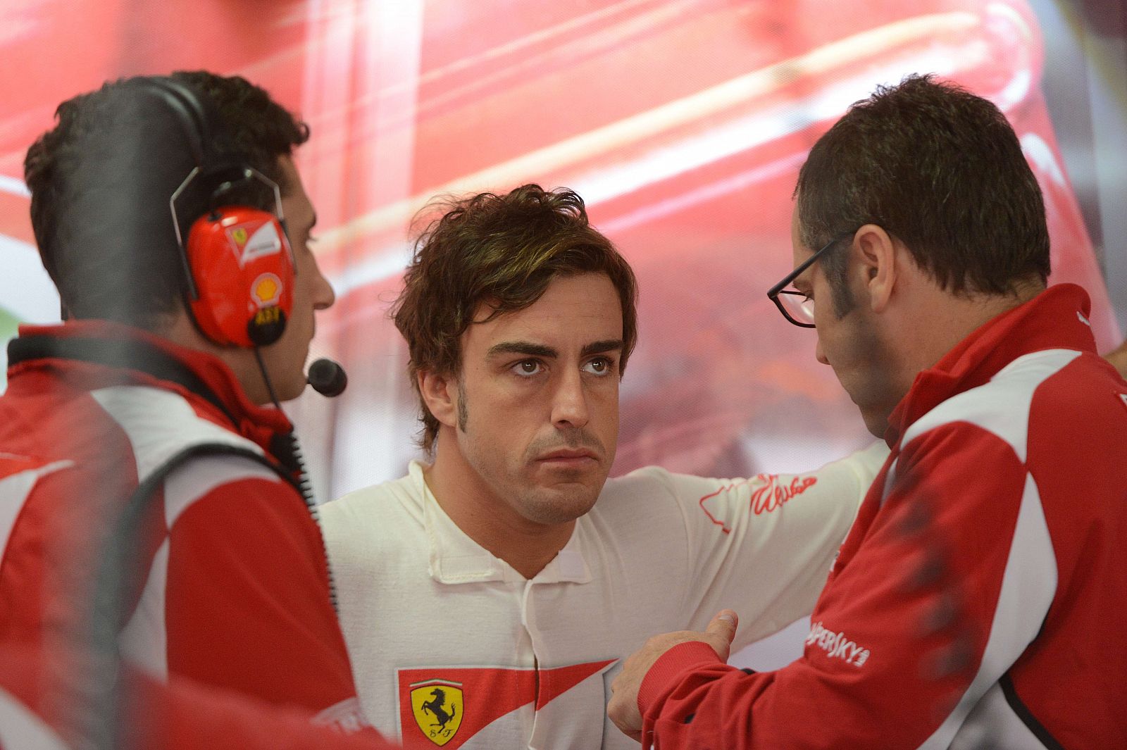 Fernando Alonso charla con sus técnicos durante la primera tanda de libres del GP de Alemania