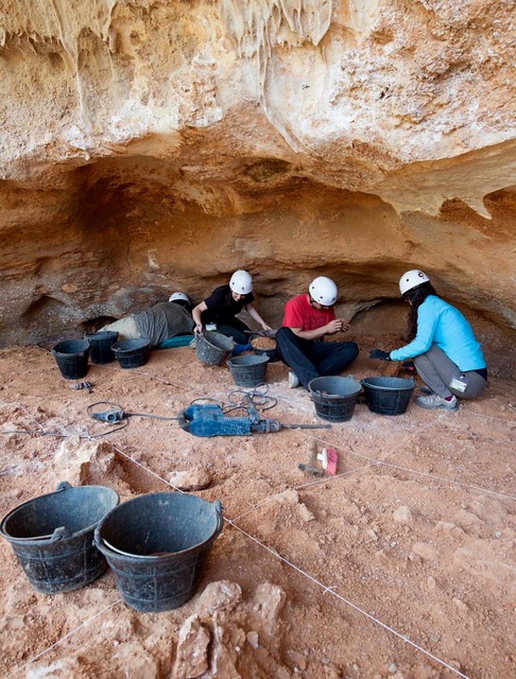 Un equipo de arqueólogos trabaja en uno de los yacimientos de Atapuerca
