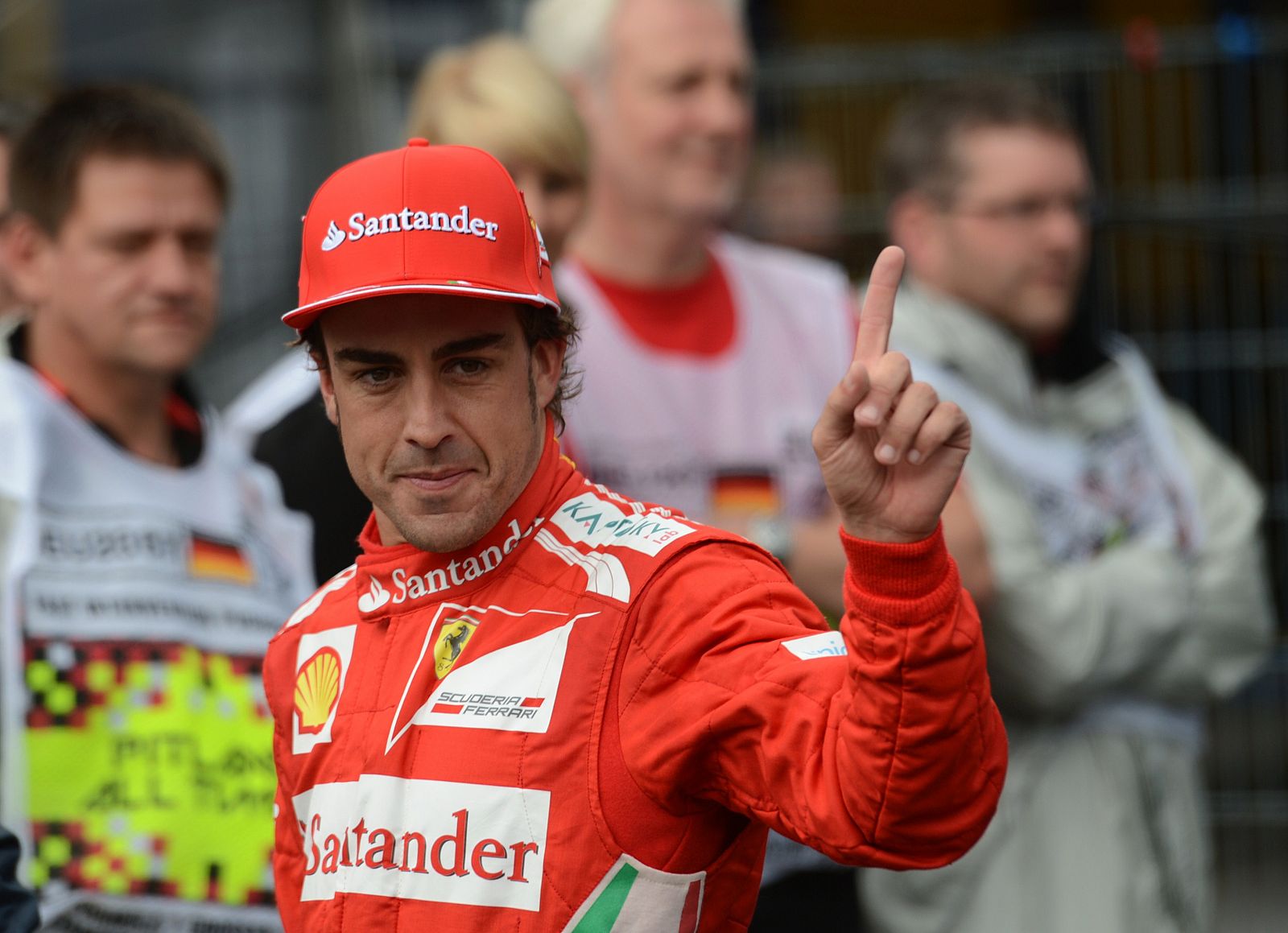 Alonso saluda a los aficionados tras conseguir la 'pole' en Alemania.