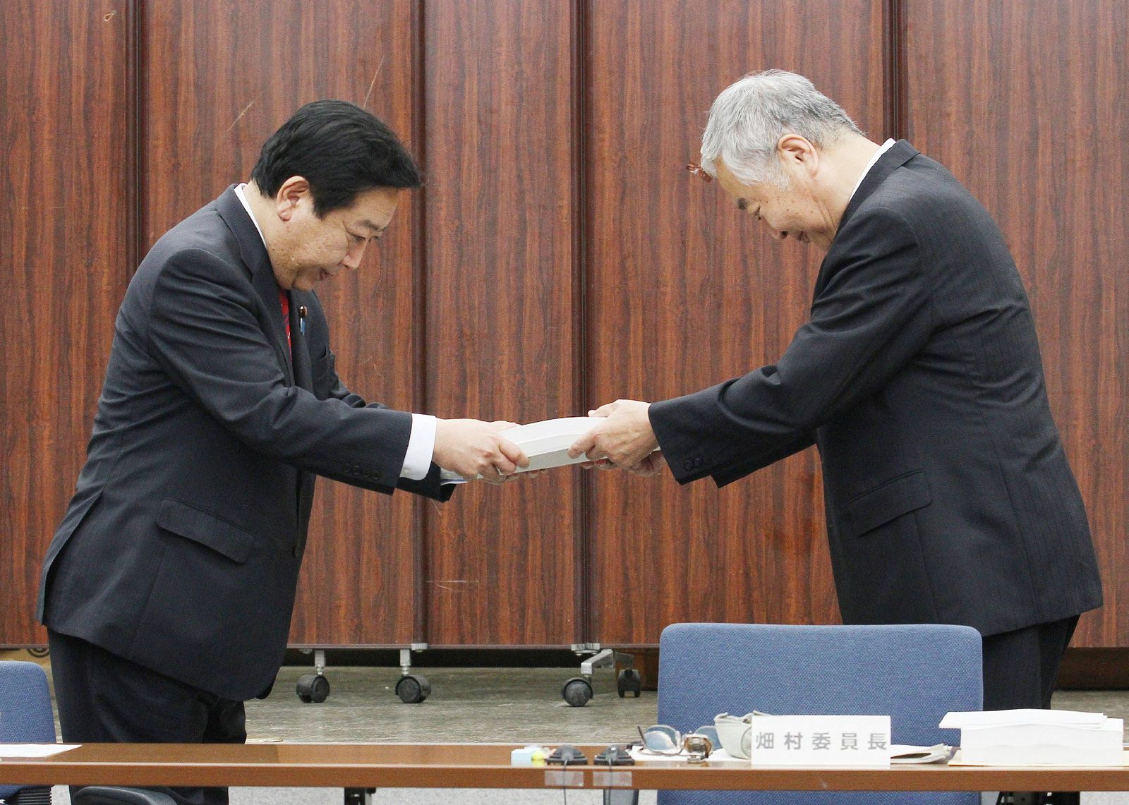 El primer ministro japonés, Yoshihiko Noda (izquierda) recibe el informe sobre Fukushima de manos del presidente del comité investigador, Yotaro Hatamura