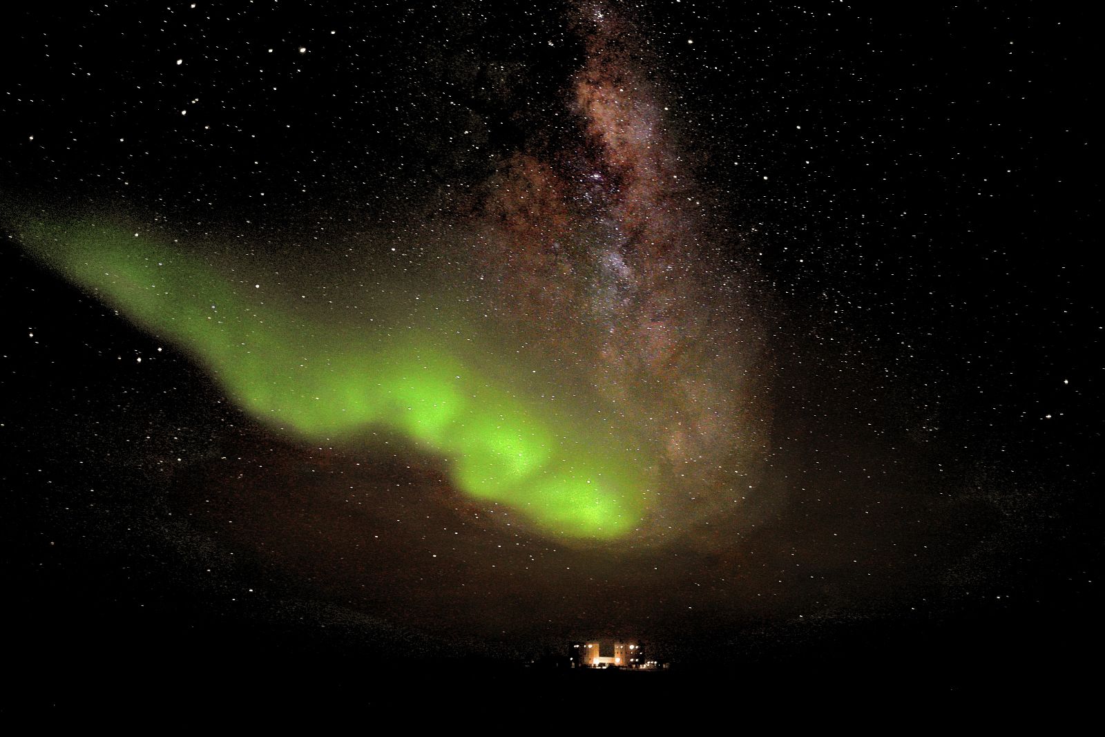 Auroras boreales sobre la estación científica Concordia