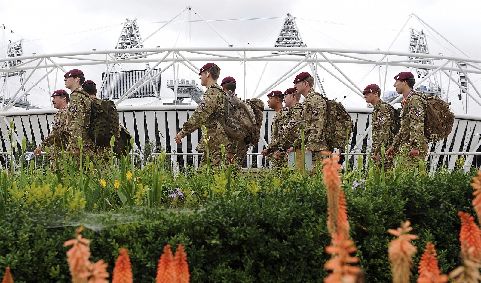 Soldados británicos pasan junto al estadio Olímpico de Londres, Inglaterra