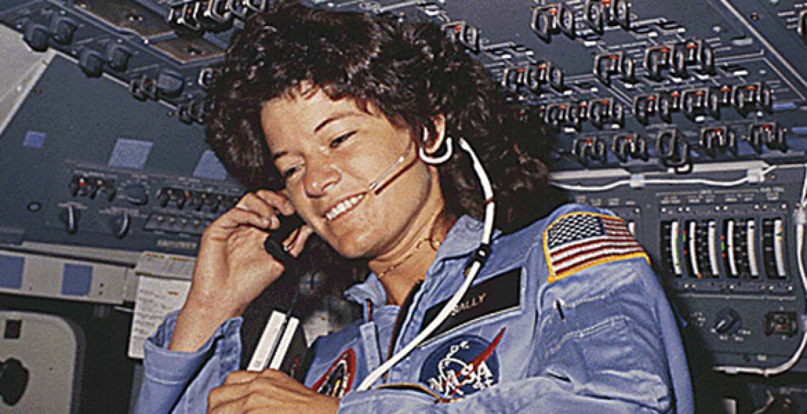 Imagen de Sally Ride en su primera misión espacial a bordo de la nave Challenger en 1983.