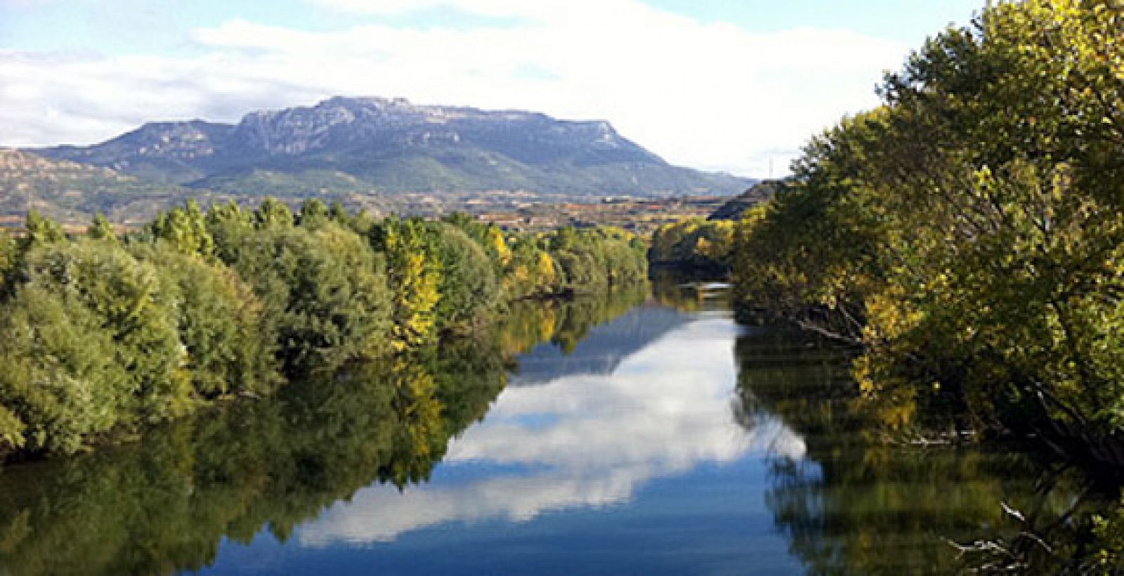 La orilla sur del río Ebro, cerca de la ciudad de Haro, separa la Rioja Alavesa, a la derecha de la imagen, de la Rioja Alta, a la izquierda.
