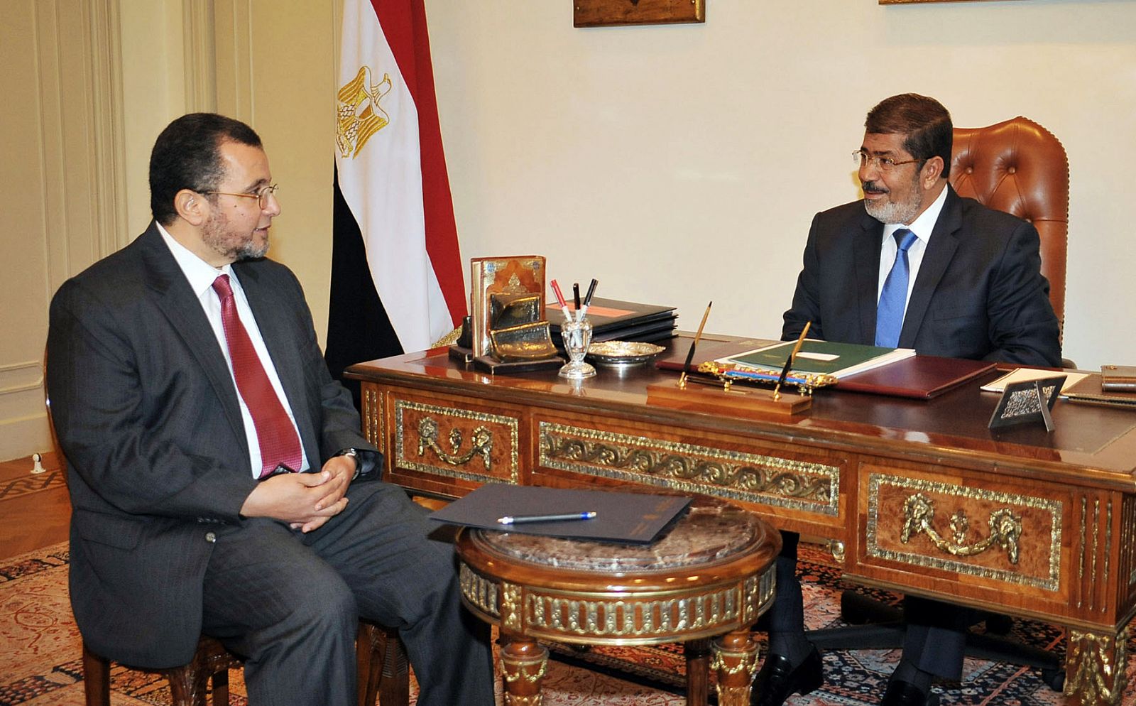 El presidente egipcio, Mohamed Mursi, se ha reunido con el recién nombrado primer ministro, Hisham Qandil