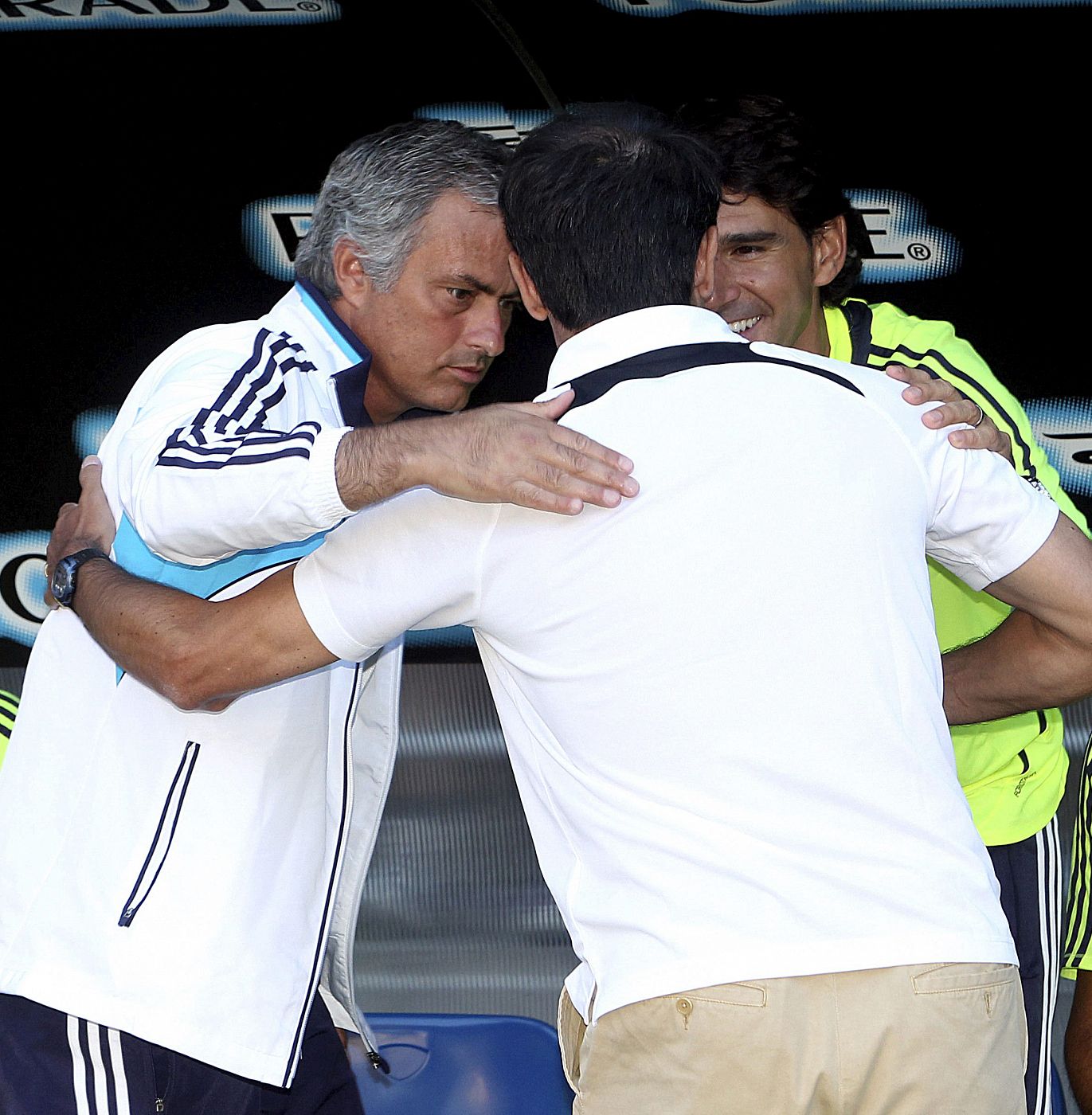 El entrenador del Real Oviedo, Félix Sarriugarte (c), saluda al técnico luso del Real Madrid, Mouriño (i) y su segundo, Aitor Karanka.