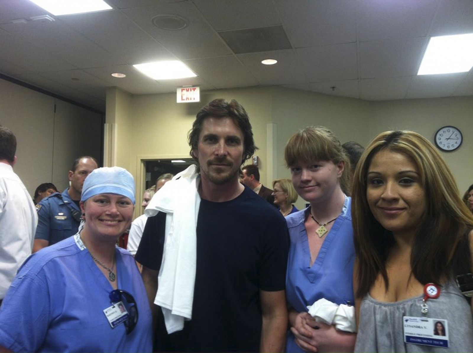 El actor Christian Bale con personal médico del hospital de Denver donde se recuperan las víctimas del tiroteo