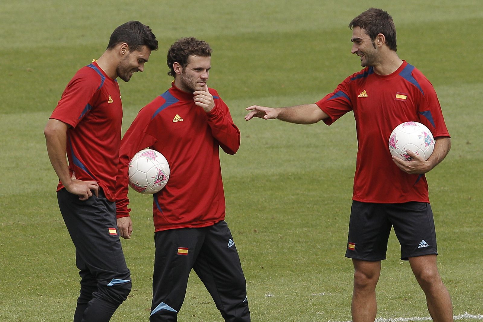 Juan Mata, en el centro, junto a Alberto Botía y Adrián López en un entrenamiento