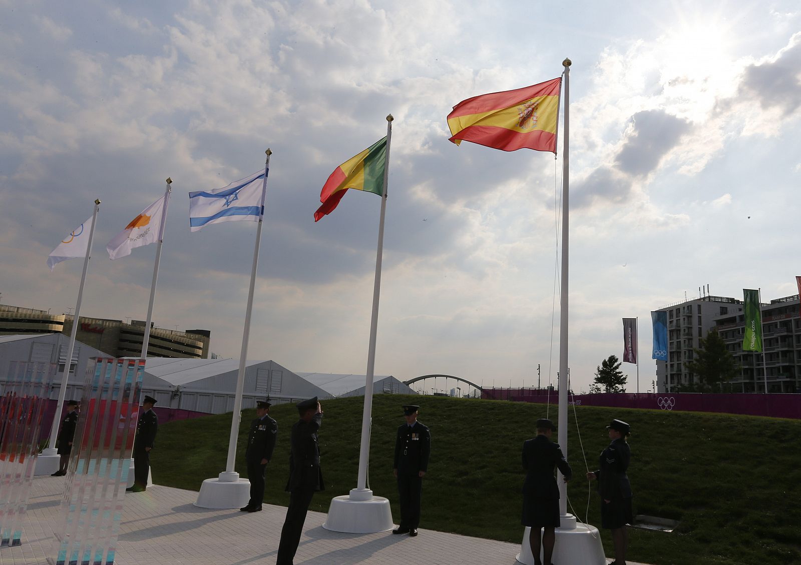 La bandera española izada en la Villa Olímpica de Londres