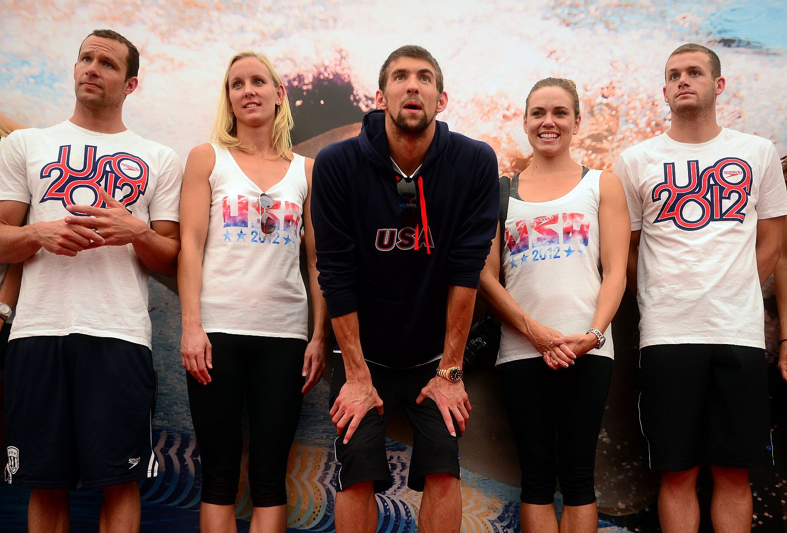 El nadador Michael Phelps (C) posa junto al equipo estadounidense que participa en los Juegos de Londres.