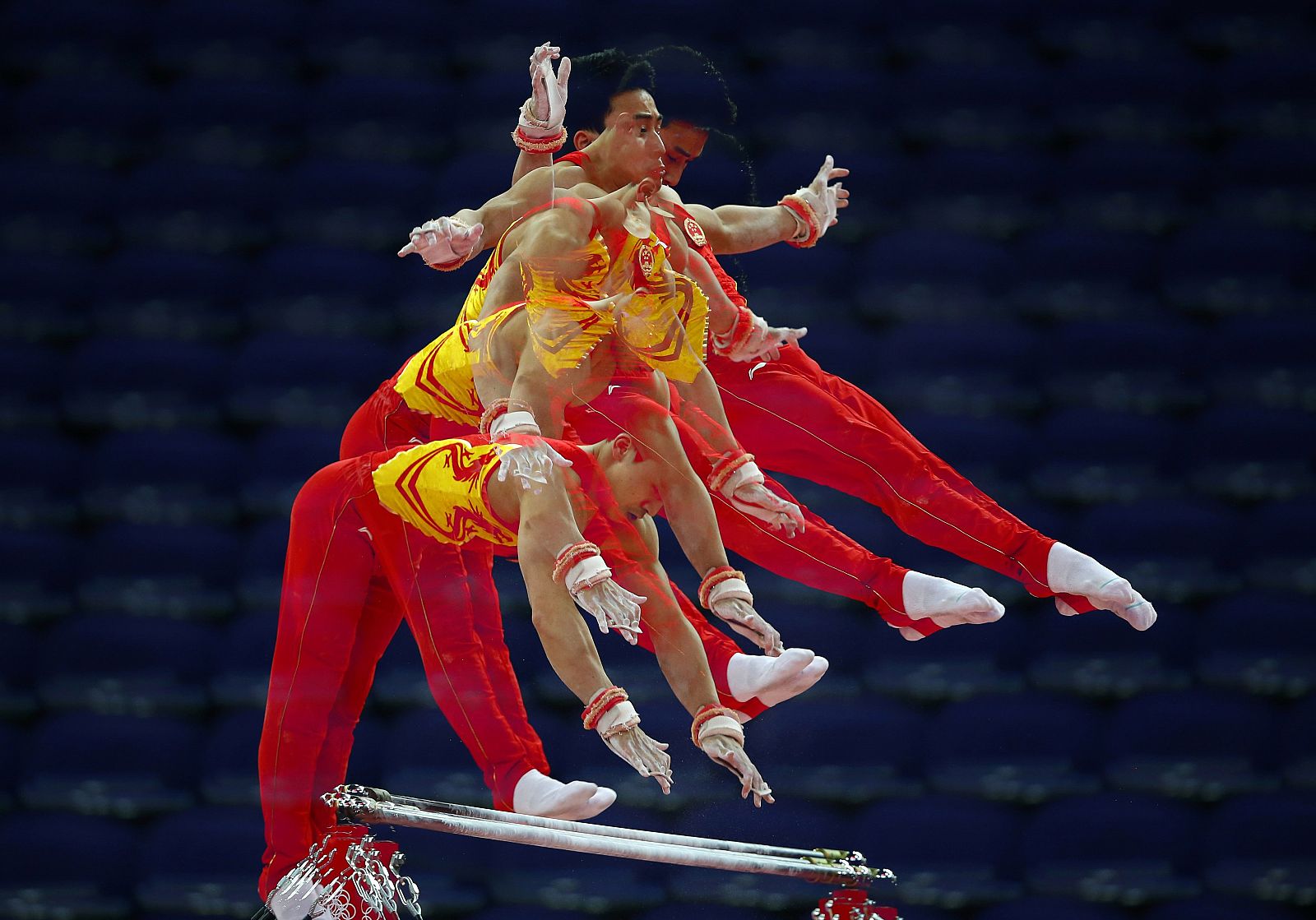 El gimnasta chino Teng Haibin, en un fotomontaje durante sus entrenamientos previos a los Juegos