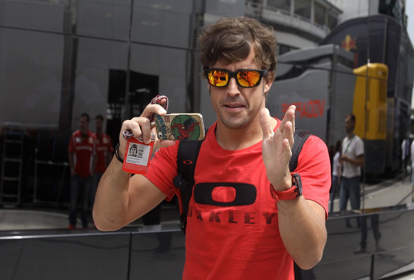 El español Fernando Alonso bromea con los periodistas a su llegada a Hungaroring
