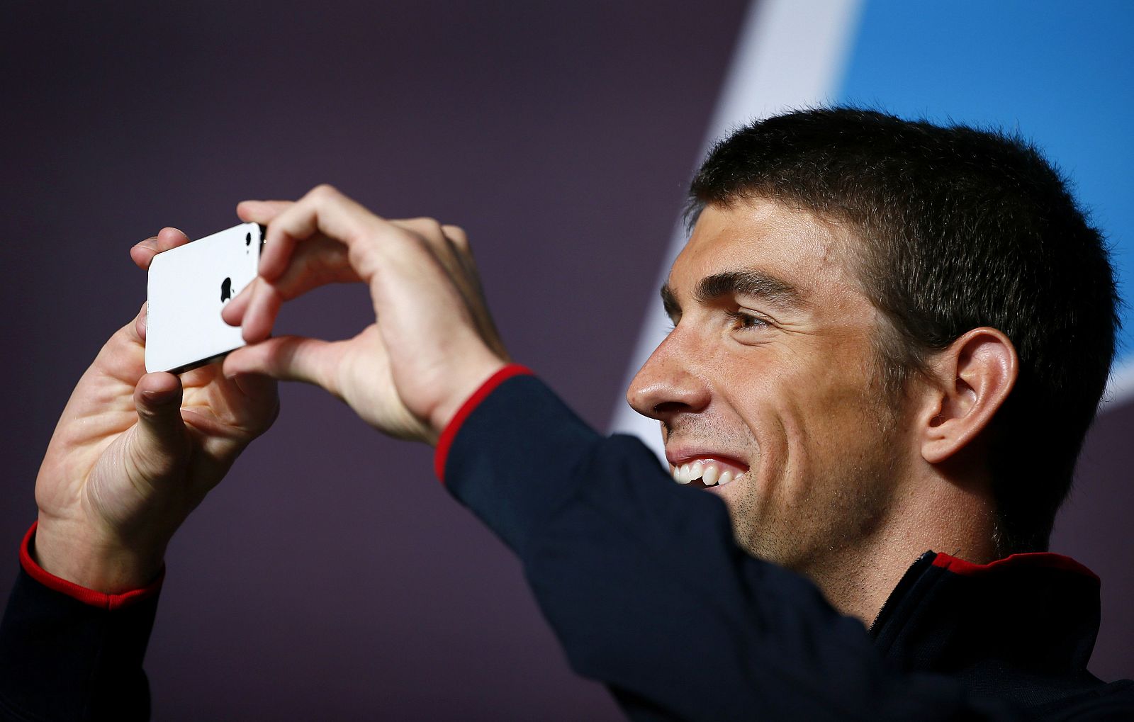 Michael Phelps hace una fotografía durante su rueda de prensa en el Centro olímpico de medios de Londres.