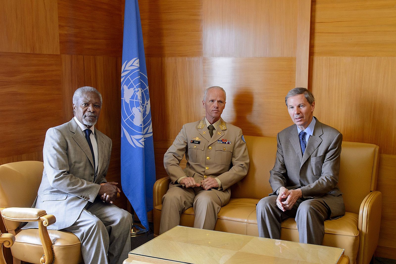 El enviado de la ONU para Siria, Kofi Annan (izd) junto al general Robert Mood (centro) y su colaborador Jean Marie Guehenno, en Damasco