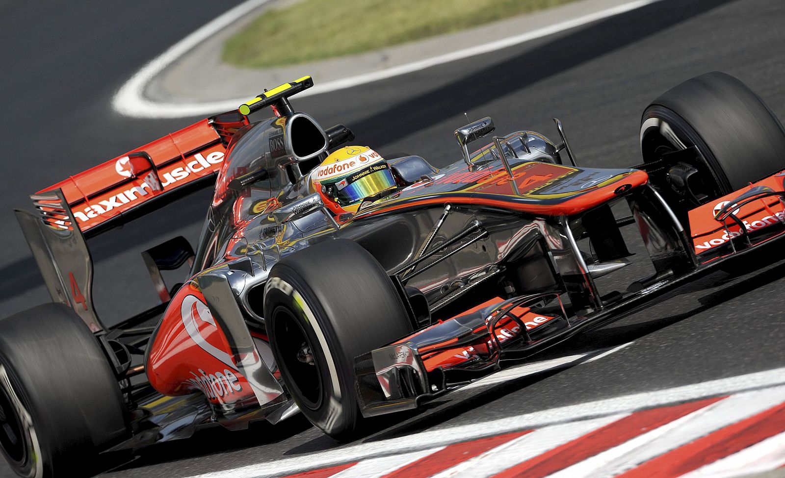 El piloto británico de Fórmula Uno Lewis Hamilton, de McLaren, conduce su monoplaza durante los entrenamientos libres en el circuito Hungaroing en Mogyorod en Hungría
