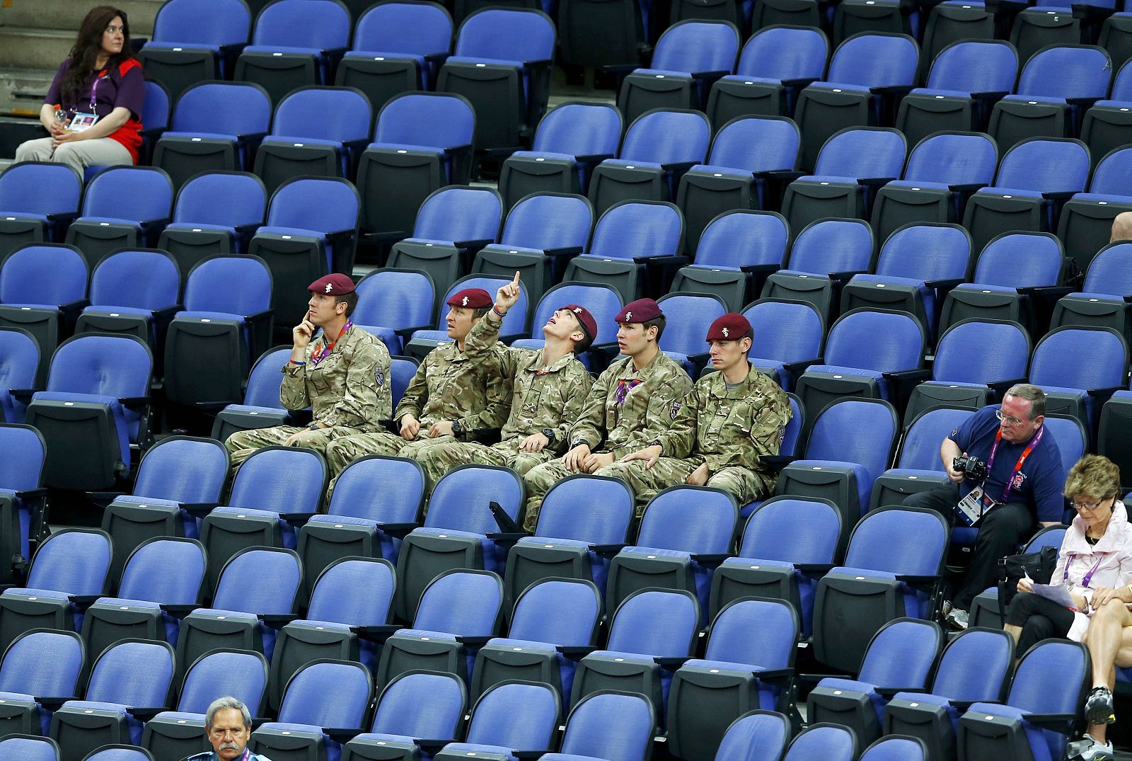 Soldados se sientan en lugares reservados para el COI en la calificación de mujeres en gimnasia.