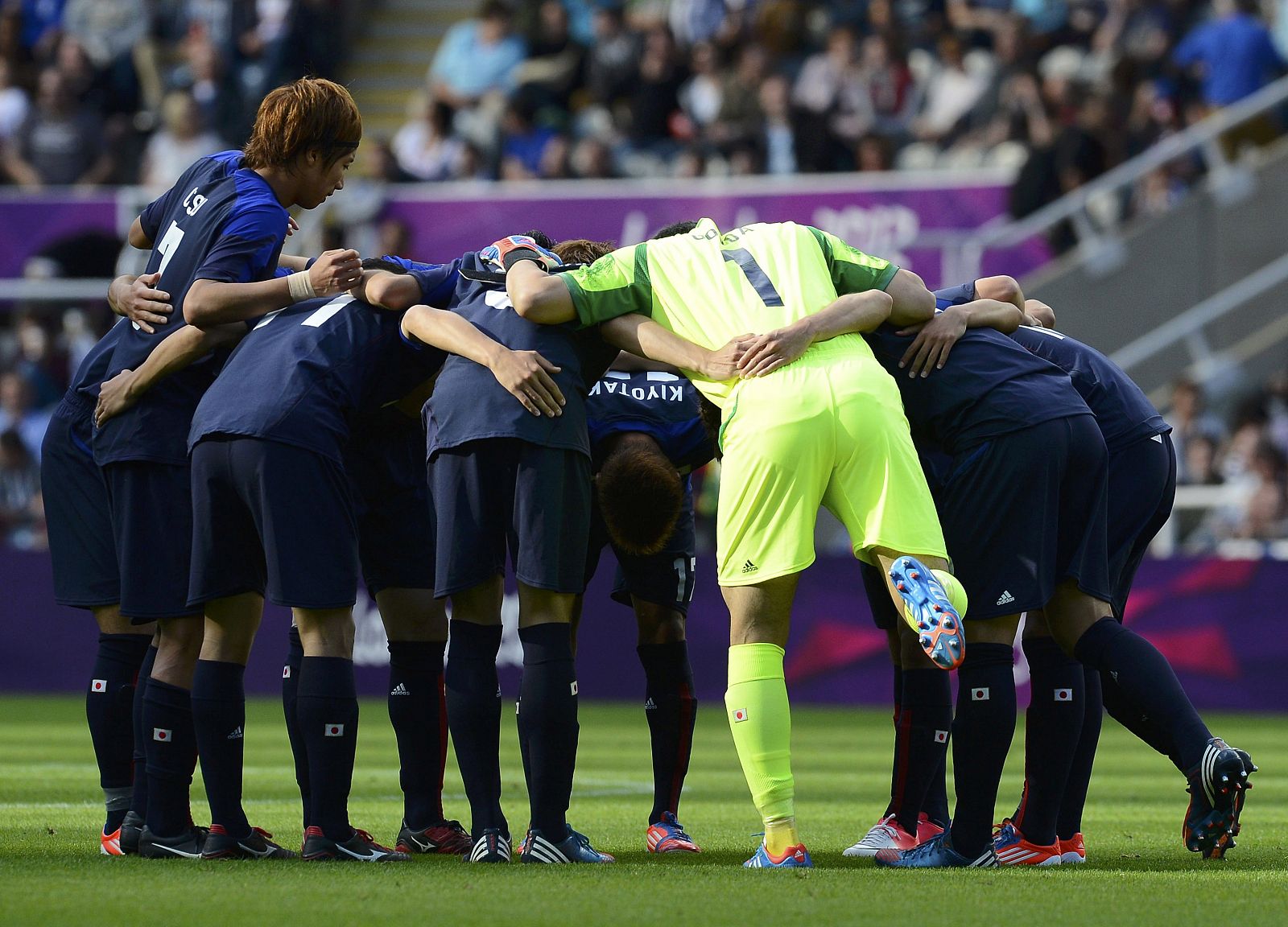 Los jugadores japoneses reunidos antes del comienzo del choque en Newcastle.