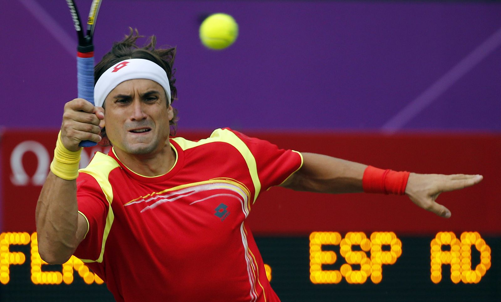 El tenista español David Ferrer devuelve una bola durante el partido ante el canadiense Vasek Pospisil