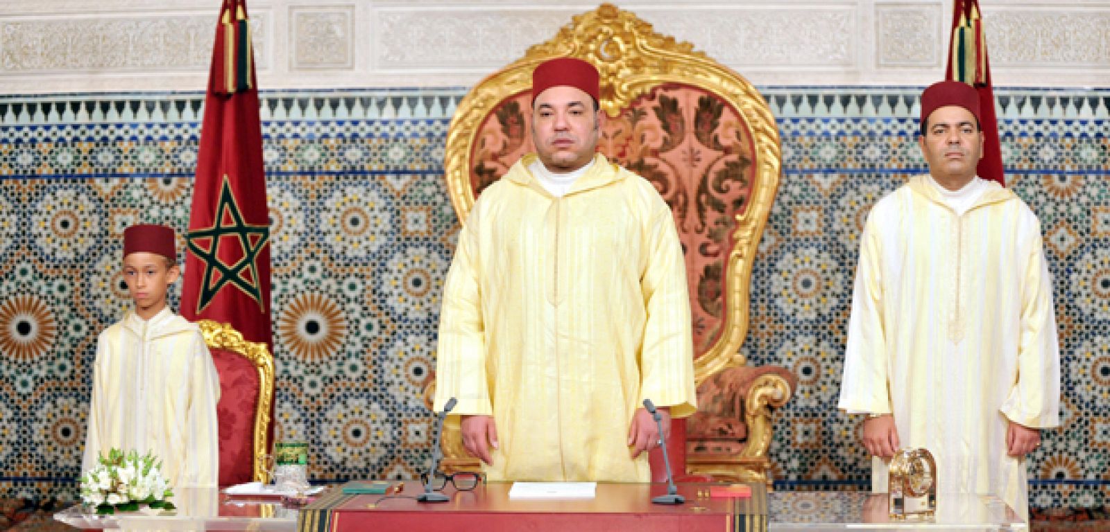 El Rey de Marruecos, Mohamed VI, con su hijo y heredero, el príncipe Moulay Hassan, y su hermano, el príncipe Moulay Rachid  en el discurso por el XIII aniversario de su llegada al trono el lunes 30 de julio