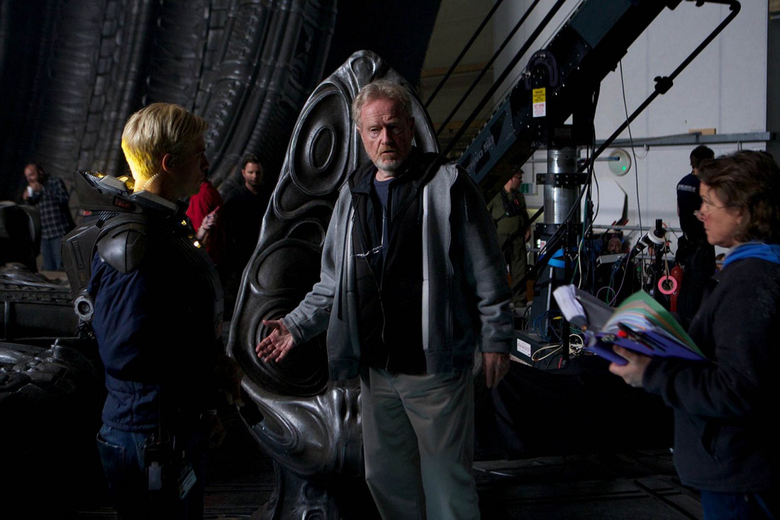 Ridley Scott y Michael Fassbender en un momento del rodaje de 'Prometheus'