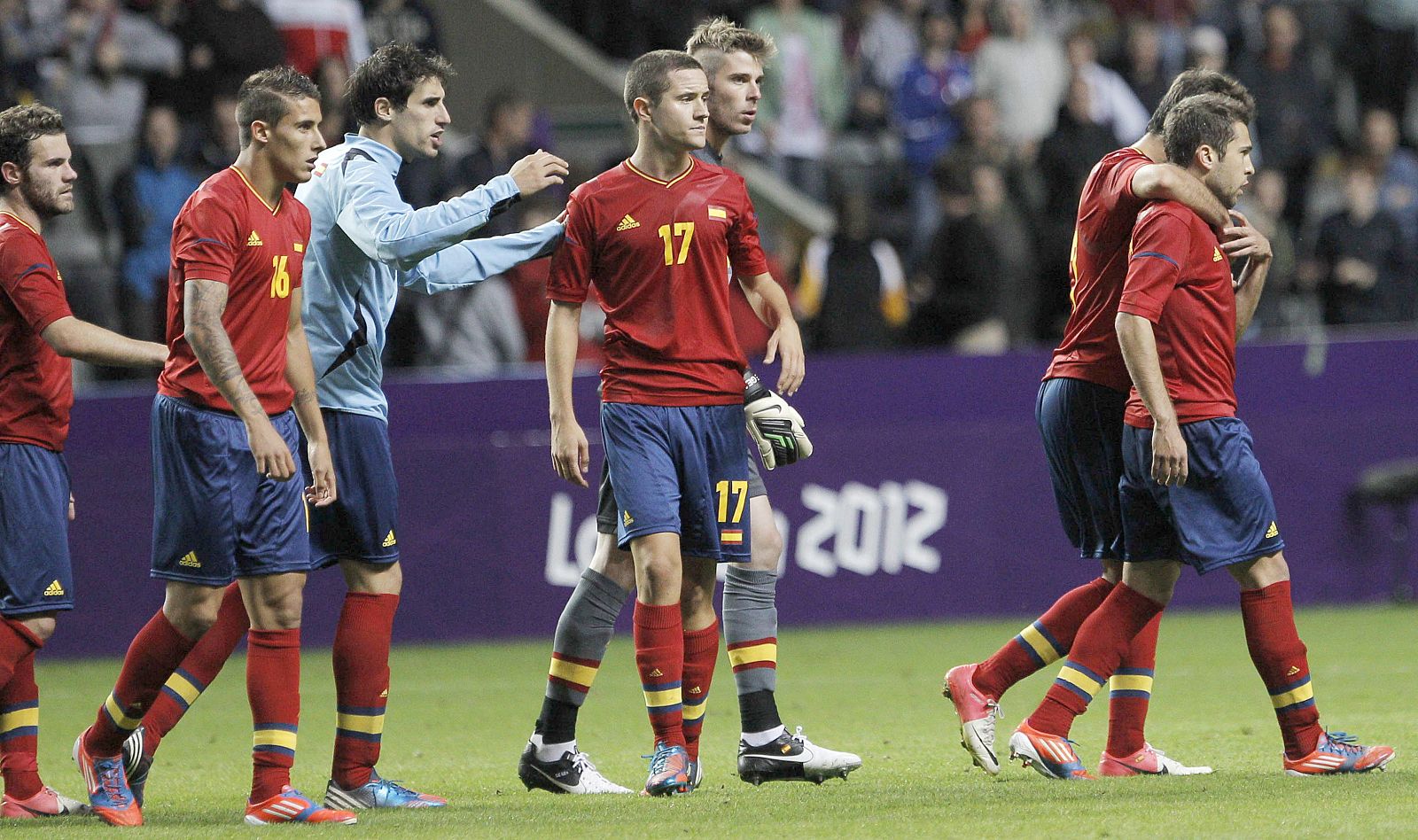 Los jugadores de la selección española tras su derrota ante Honduras durante el partido de primera fase del torneo de fútbol de los Juegos de Londres 2012
