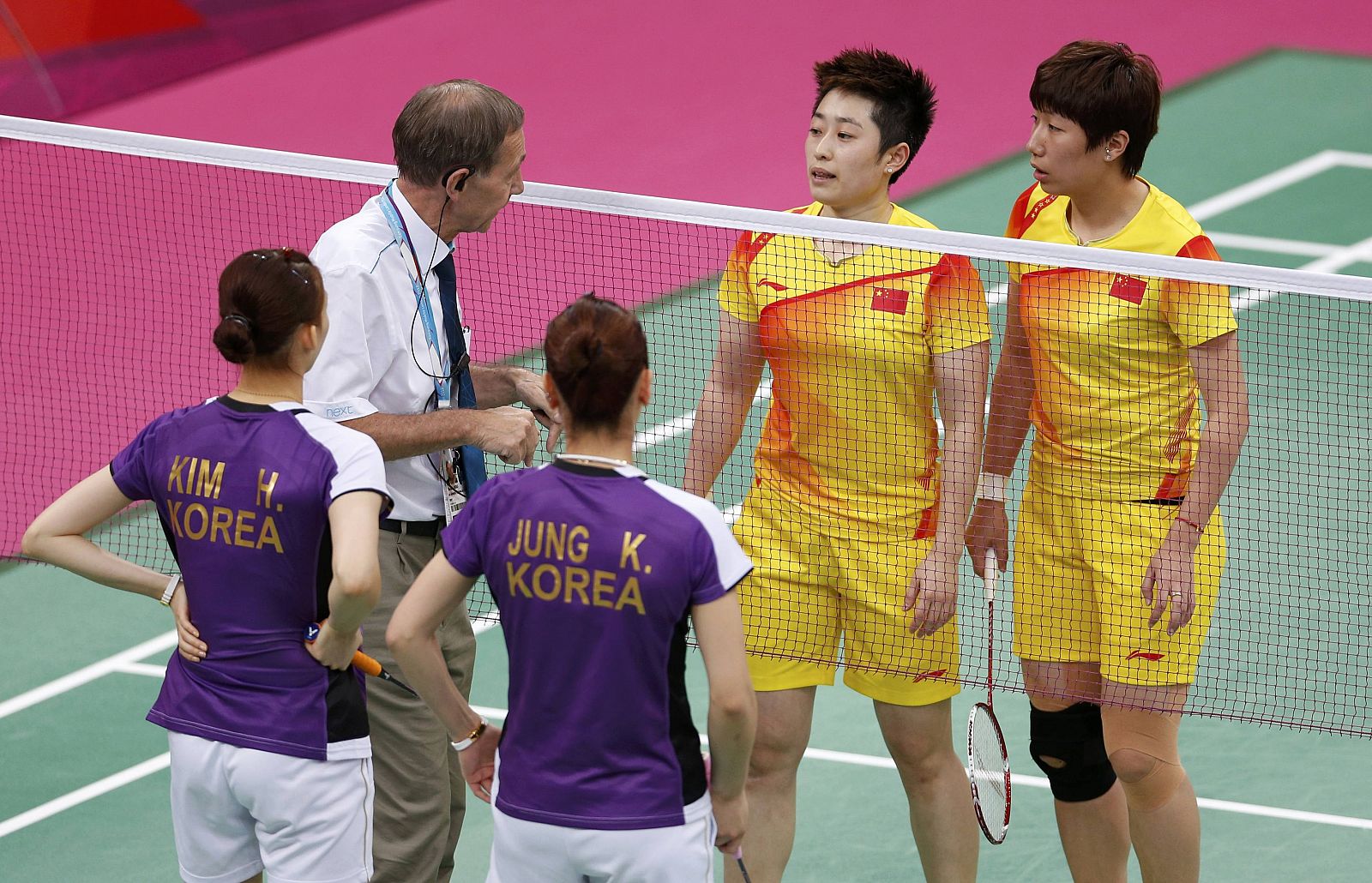 El árbitro del torneo se dirige a la pareja china de bádminton durante el partido por su comportamiento poco deportivo.mes at the Wembley Arena