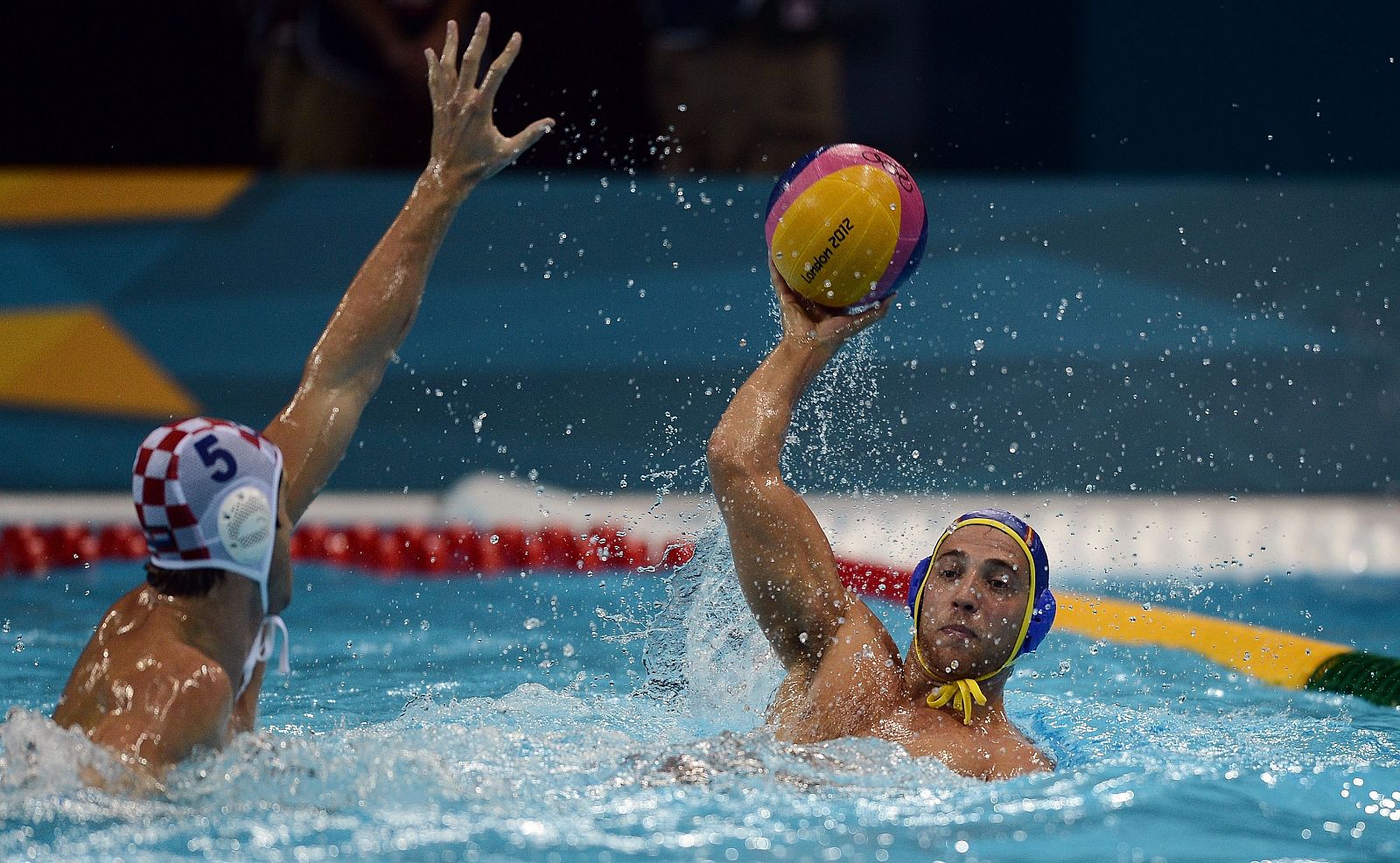 El jugador olímpico de waterpolo Albert Español en un momento del partido con Croacia