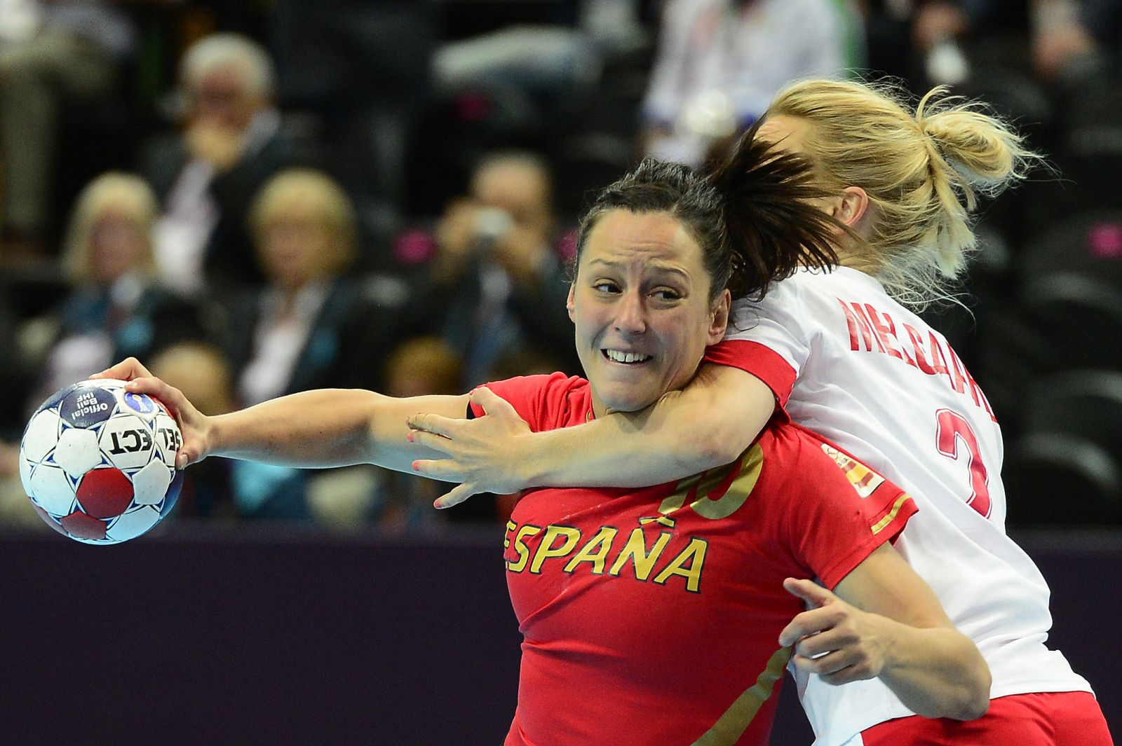 Macarena Aguilar intenta lanzar a puerta ante la oposición de la jugadora danesa.