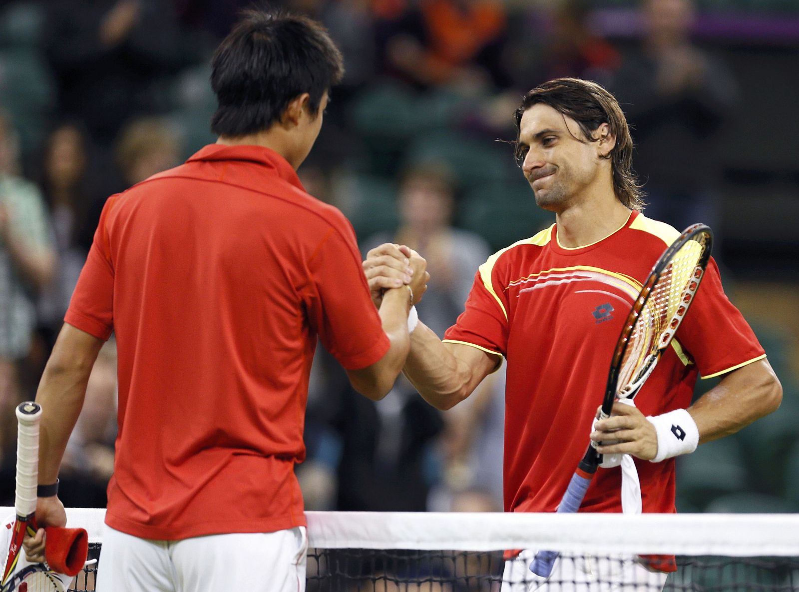 David Ferrer saluda a Kei Nishikori tras caer eliminado en octavos de final de los Juegos Olímpicos de Londres