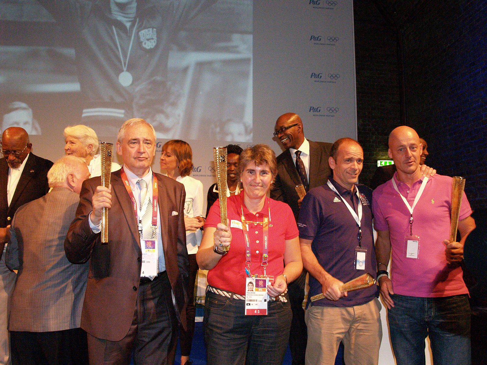 Paloma del Río sostiene el galardón concedido por la Asociación Internacional de Periodistas Deportivos.