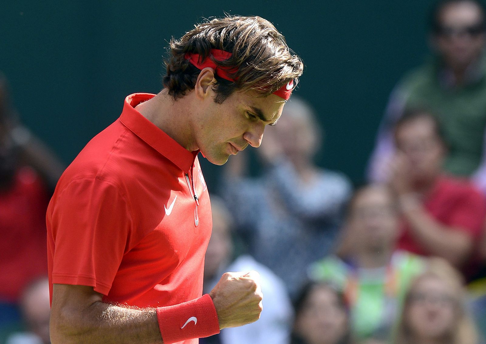 El tenista suizo Roger Federer celebra un punto ante el estadounidense John Isner
