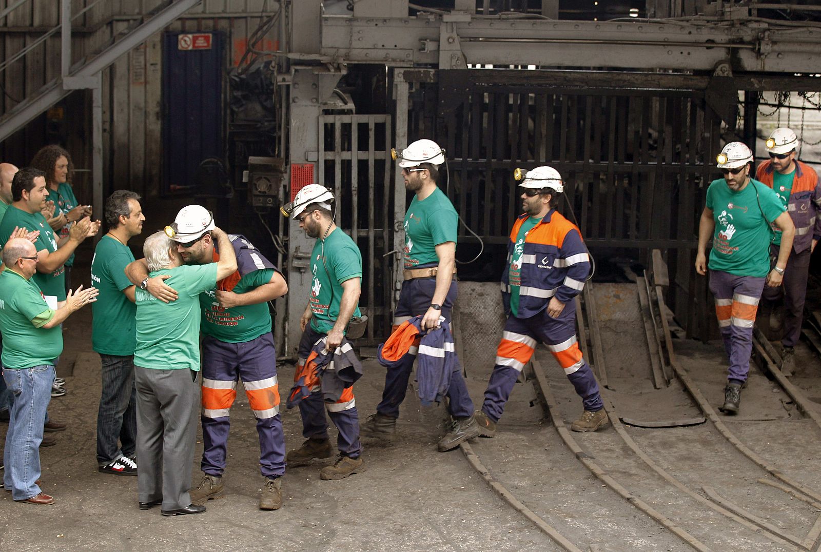 Los seis mineros del pozo San Nicolás, en la localidad asturiana de Mieres, abandonando la mina donde estaban encerrados.