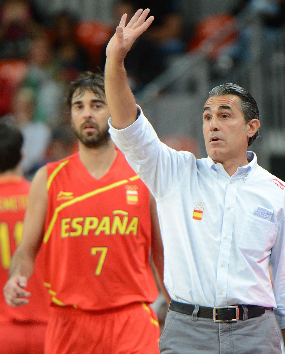 Sergio Scariolo agradece al público su apoyo tras el partido contra Rusia