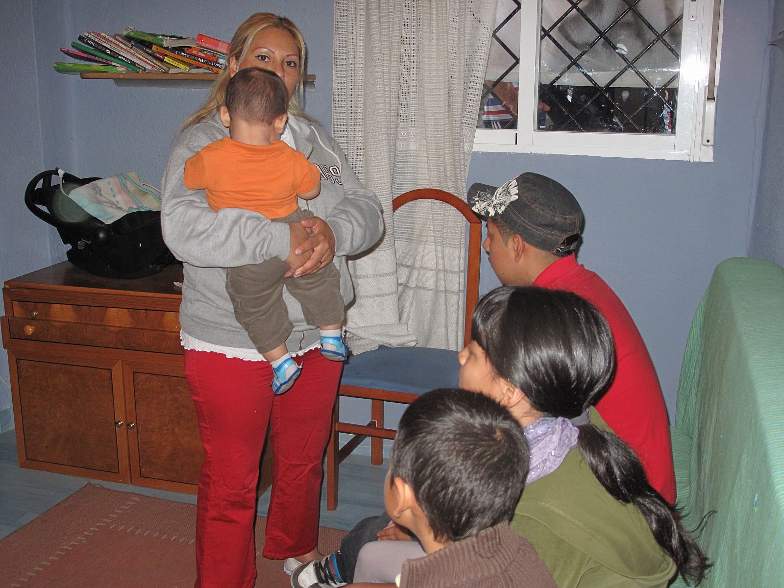 Marisol y sus hijos en su vivienda de Carabanchel, sobre la que pesa una orden de desahucio.