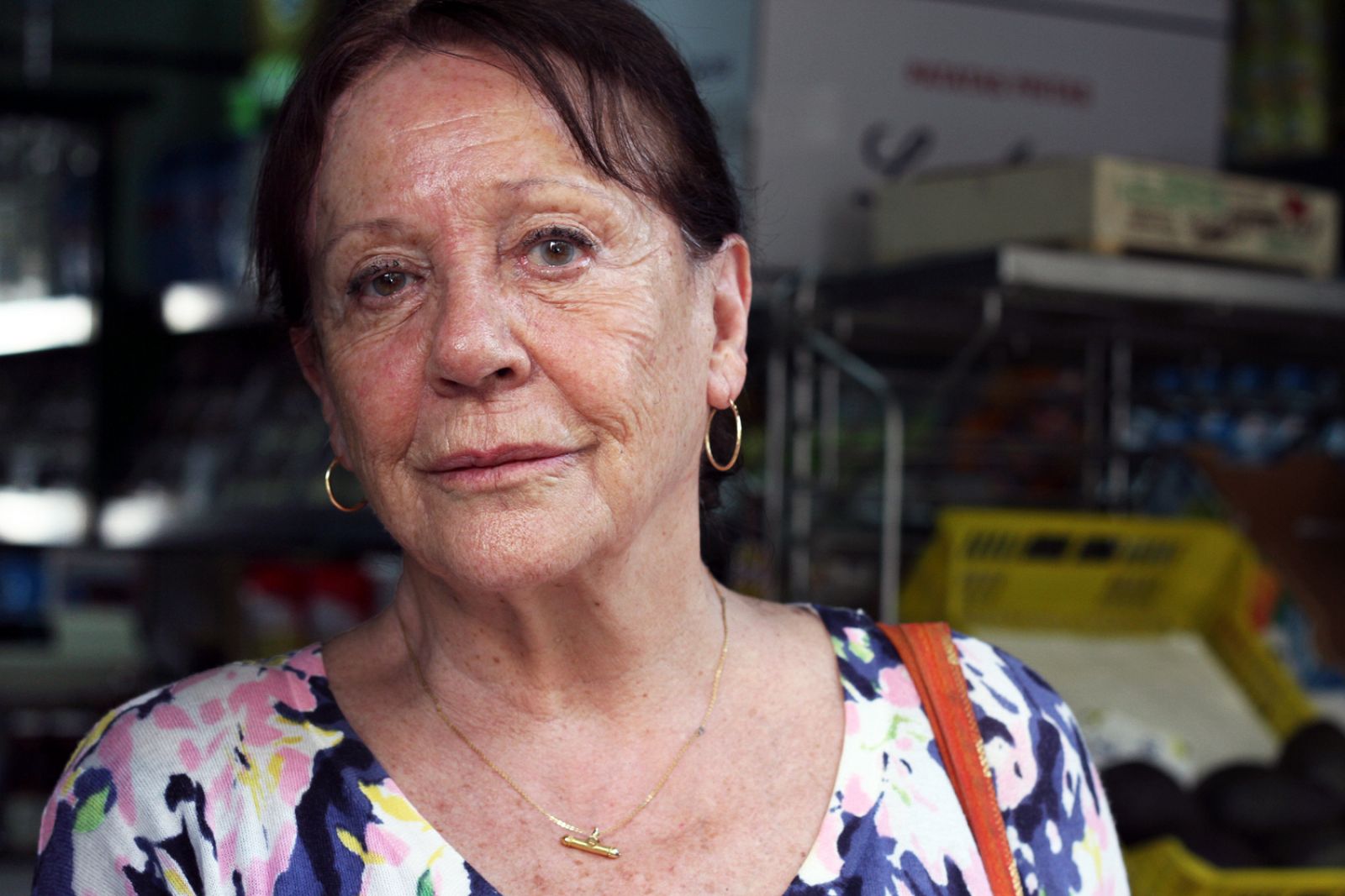 Elena Santoja, en su frutería del barrio de Salamanca el 8 de agosto de 2012.