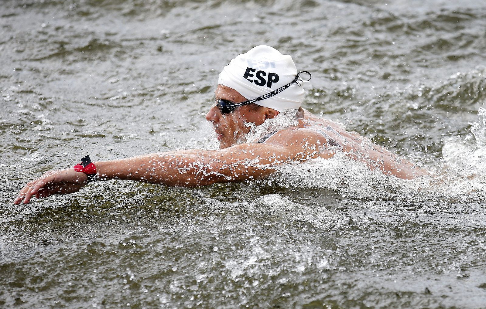 El nadador español Francisco Hervas durante la prueba de los 10 kilómetros de natación en aguas abiertas en los Juegos Olímpicos de Londres 2012.