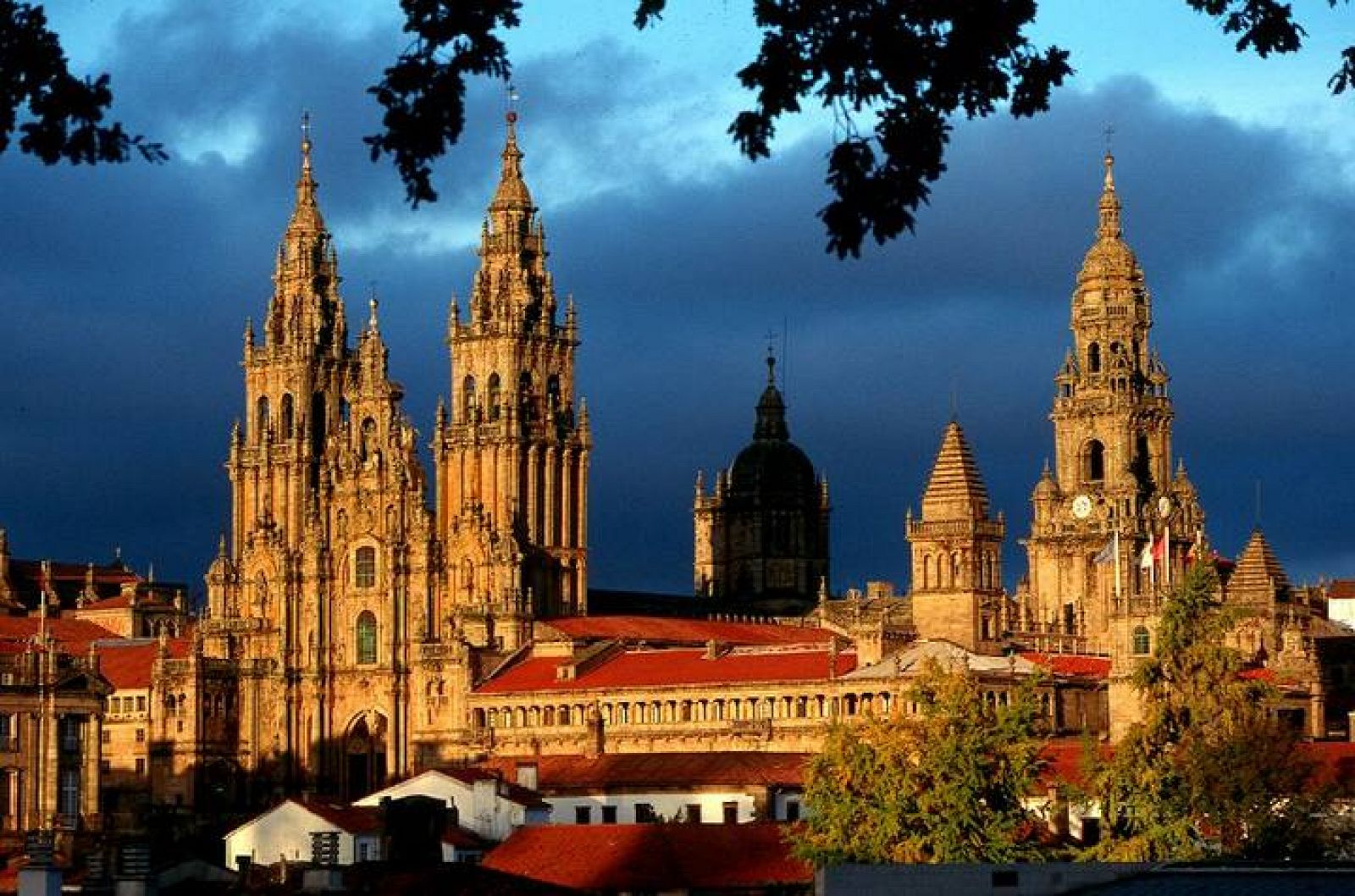 Una torre de la catedral de Santiago tiene una inclinación de 40  centímetros - RTVE.es